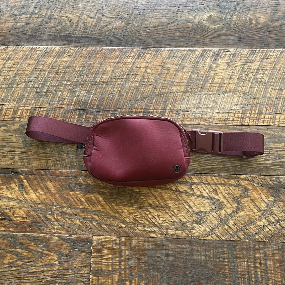 Lululemon belt bag deep rouge GUC